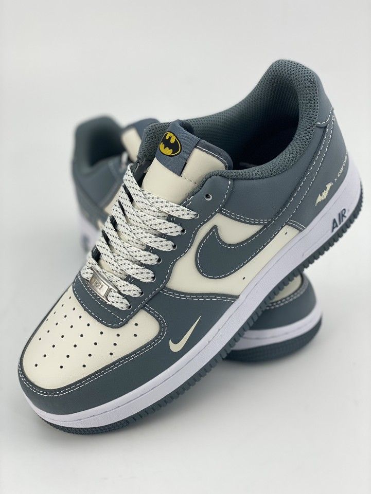 Contrast Low-Top Sneaker